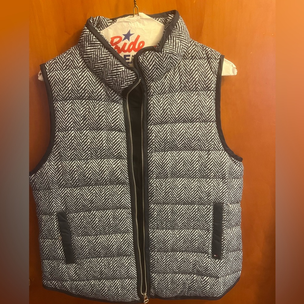 Like new, dark navy herringbone print